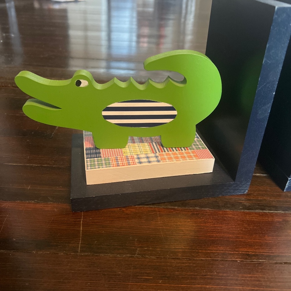 Alligator bookends